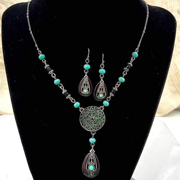 Jewelry - 20”Silver Necklace W/Silver Pendant FilagreeW/Brown Crystal&Matching Earrings
